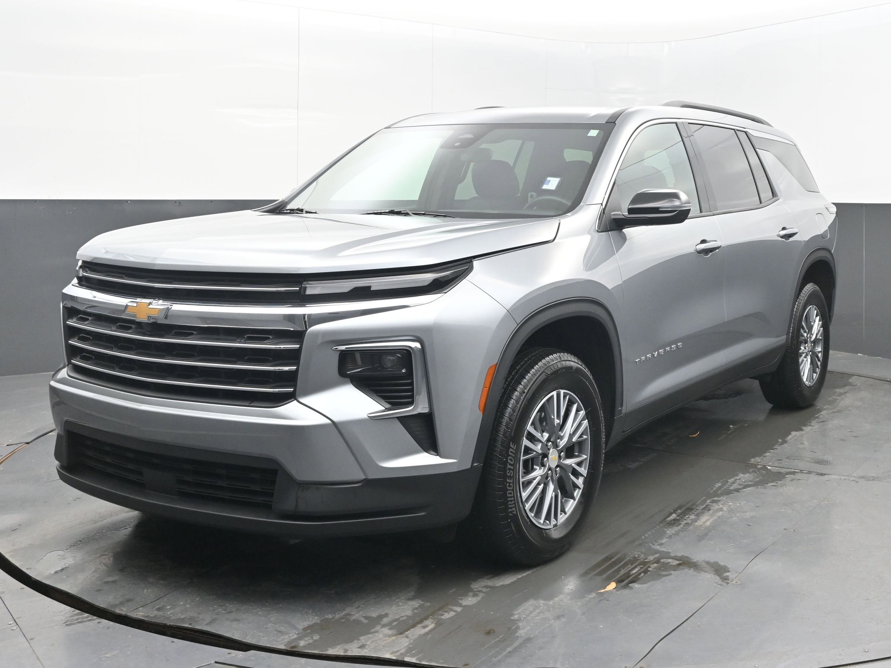 Used 2025 Chevrolet Traverse LT image 4