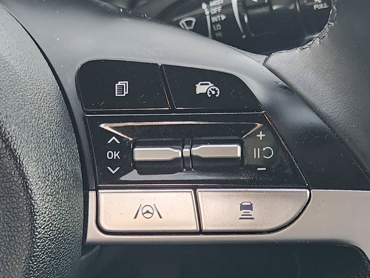 Used 2025 Hyundai Elantra SEL FWD image 28