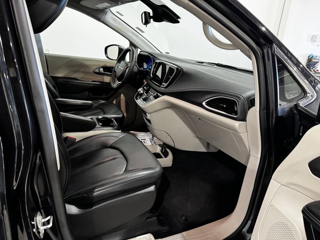 Used 2023 Chrysler Pacifica Touring-L image 23
