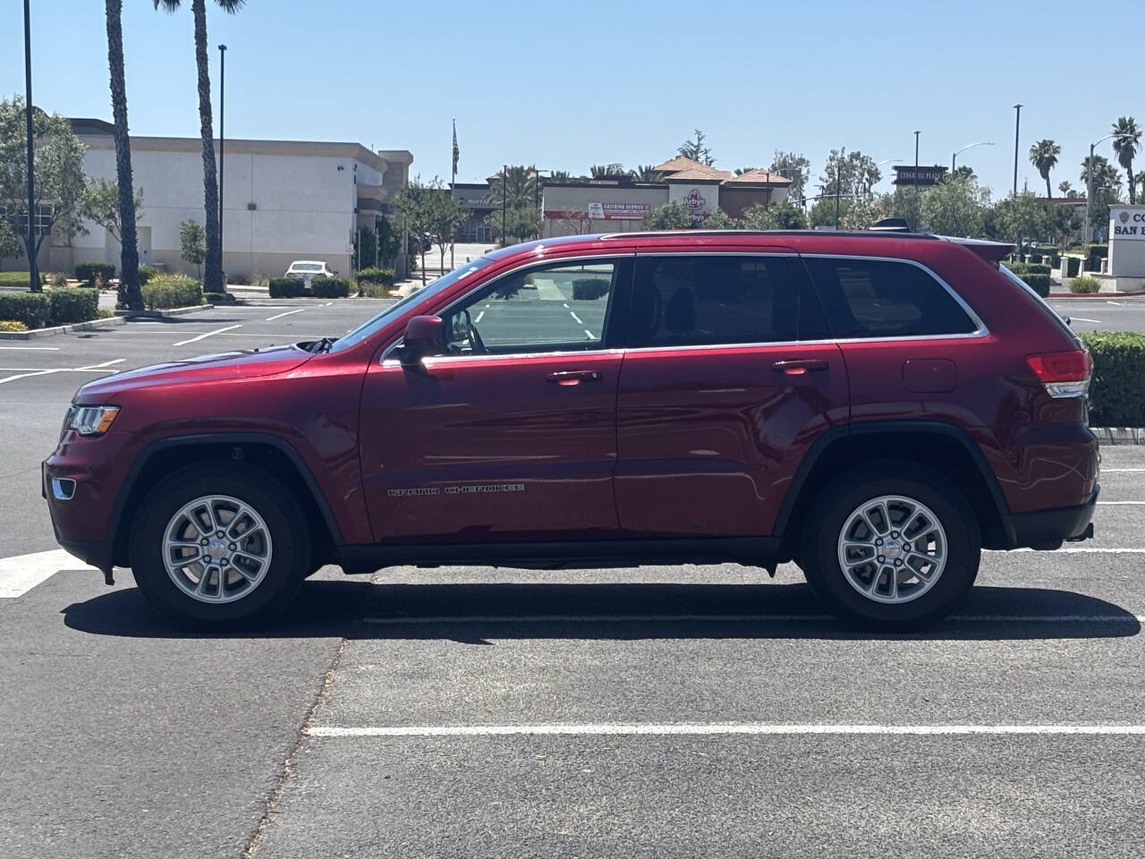 Used 2018 Jeep Grand Cherokee Laredo AWD/4WD image 4