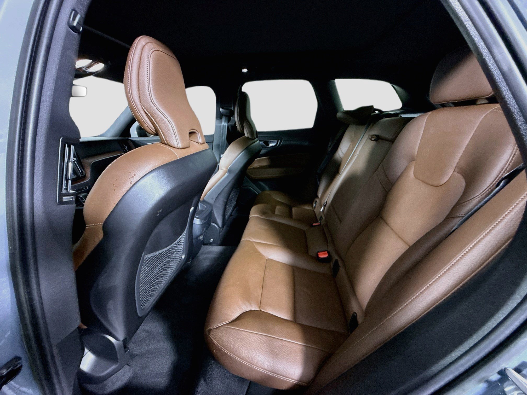 Used 2023 Volvo XC60 B5 Plus FWD image 25