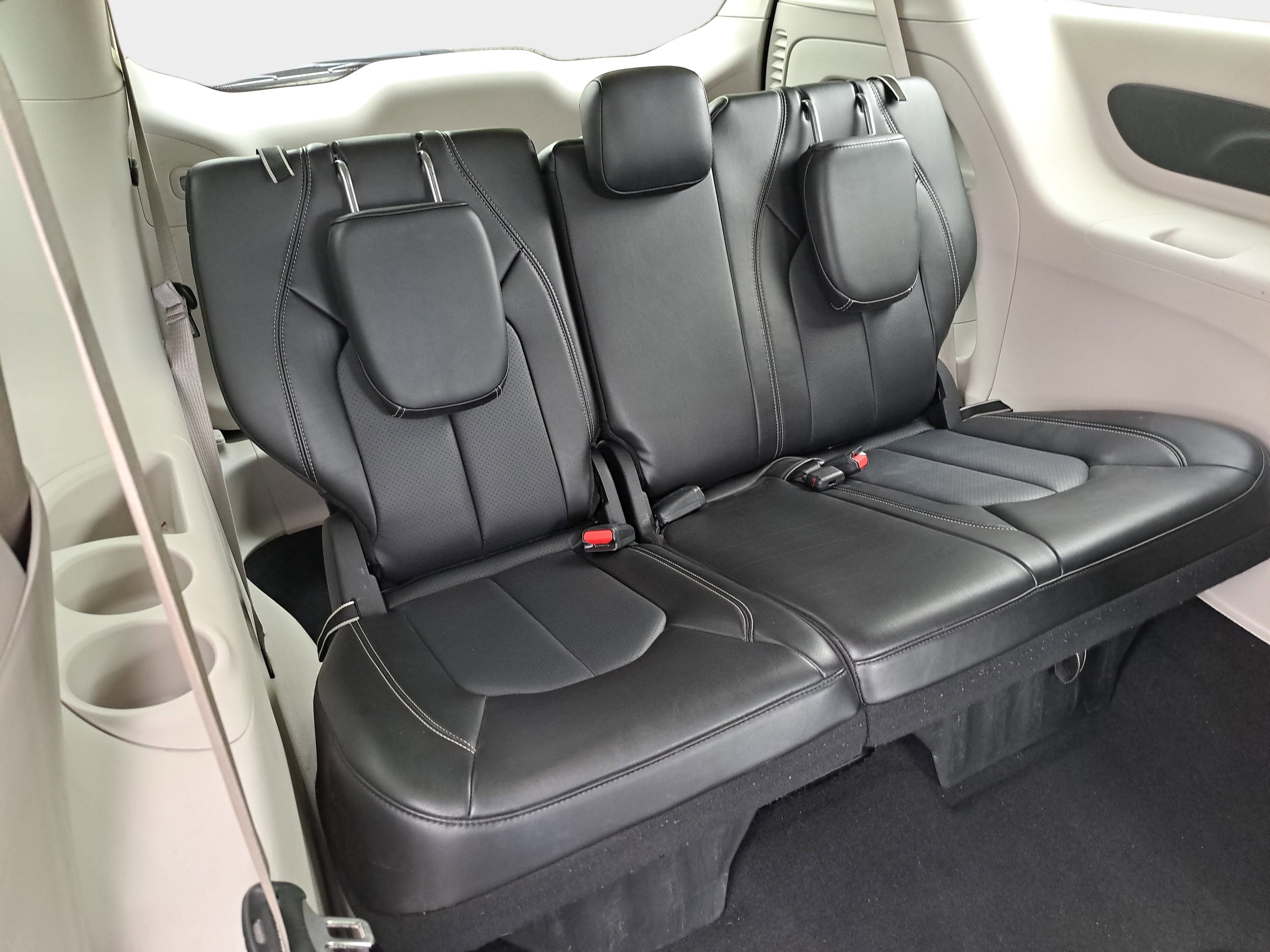 Used 2024 Chrysler Pacifica Touring-L FWD image 12