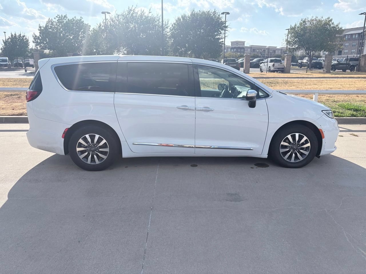 Used 2023 Chrysler Pacifica Limited FWD image 3
