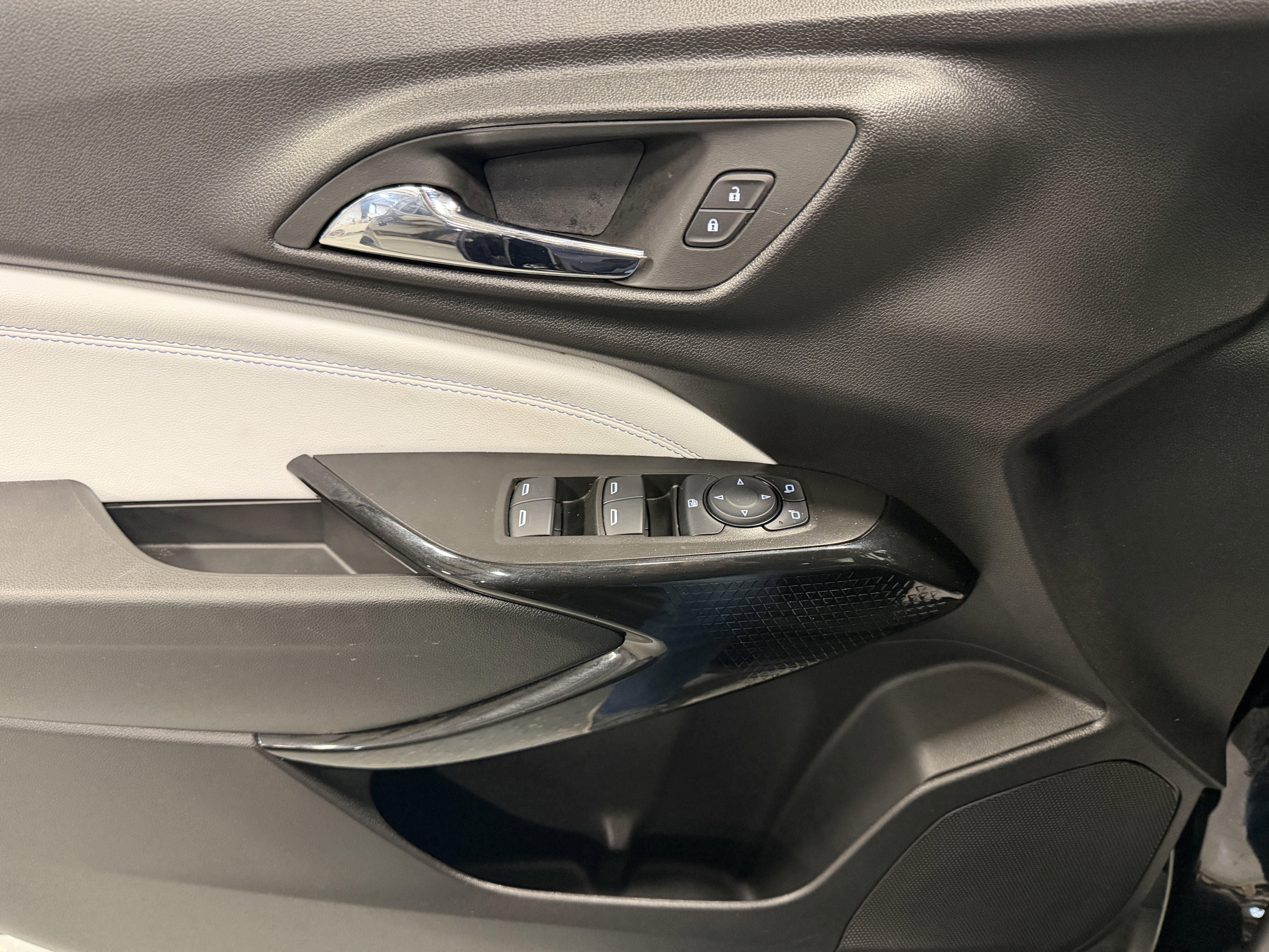 Used 2024 Chevrolet Trax LT w/ LT Convenience Package image 21