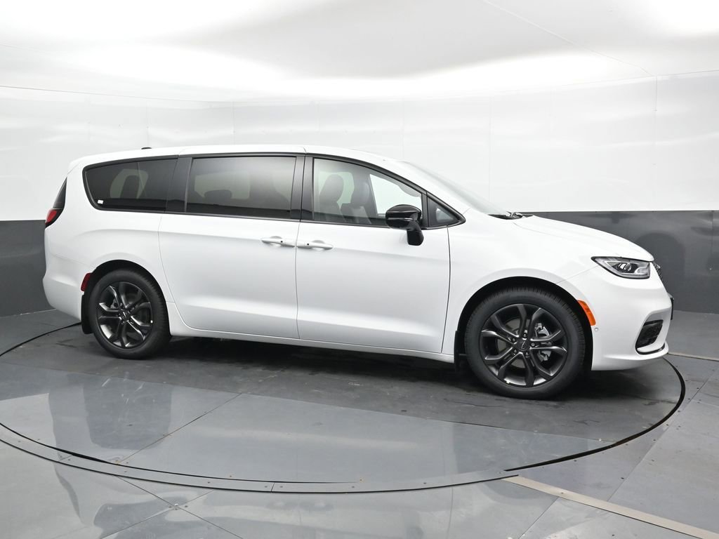 New 2026 Chrysler Pacifica Select image 3