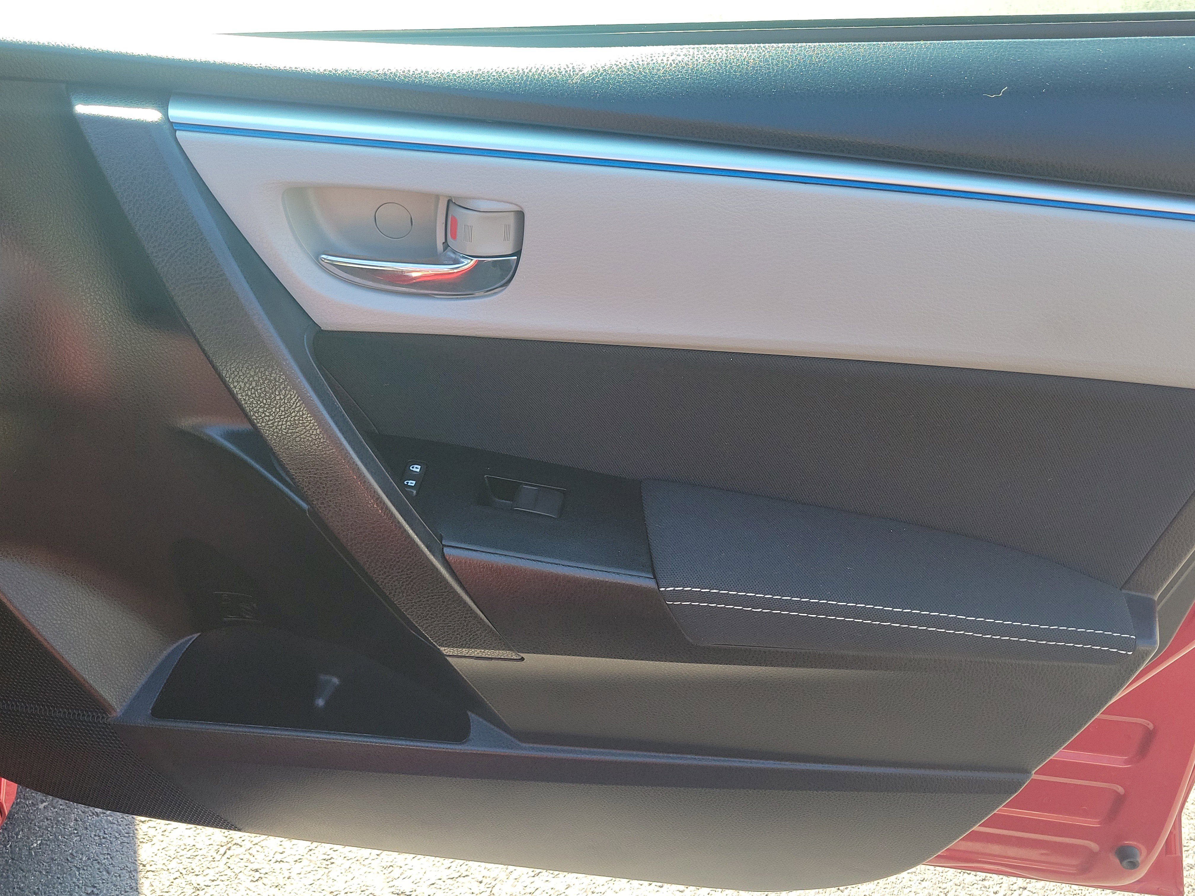 Used 2015 Toyota Corolla LE image 33