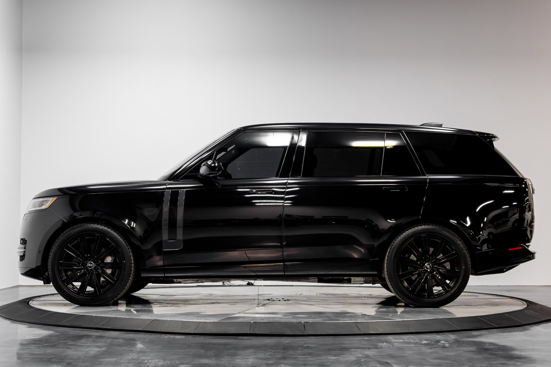 Used 2023 Land Rover Range Rover Long Wheelbase SE image 38