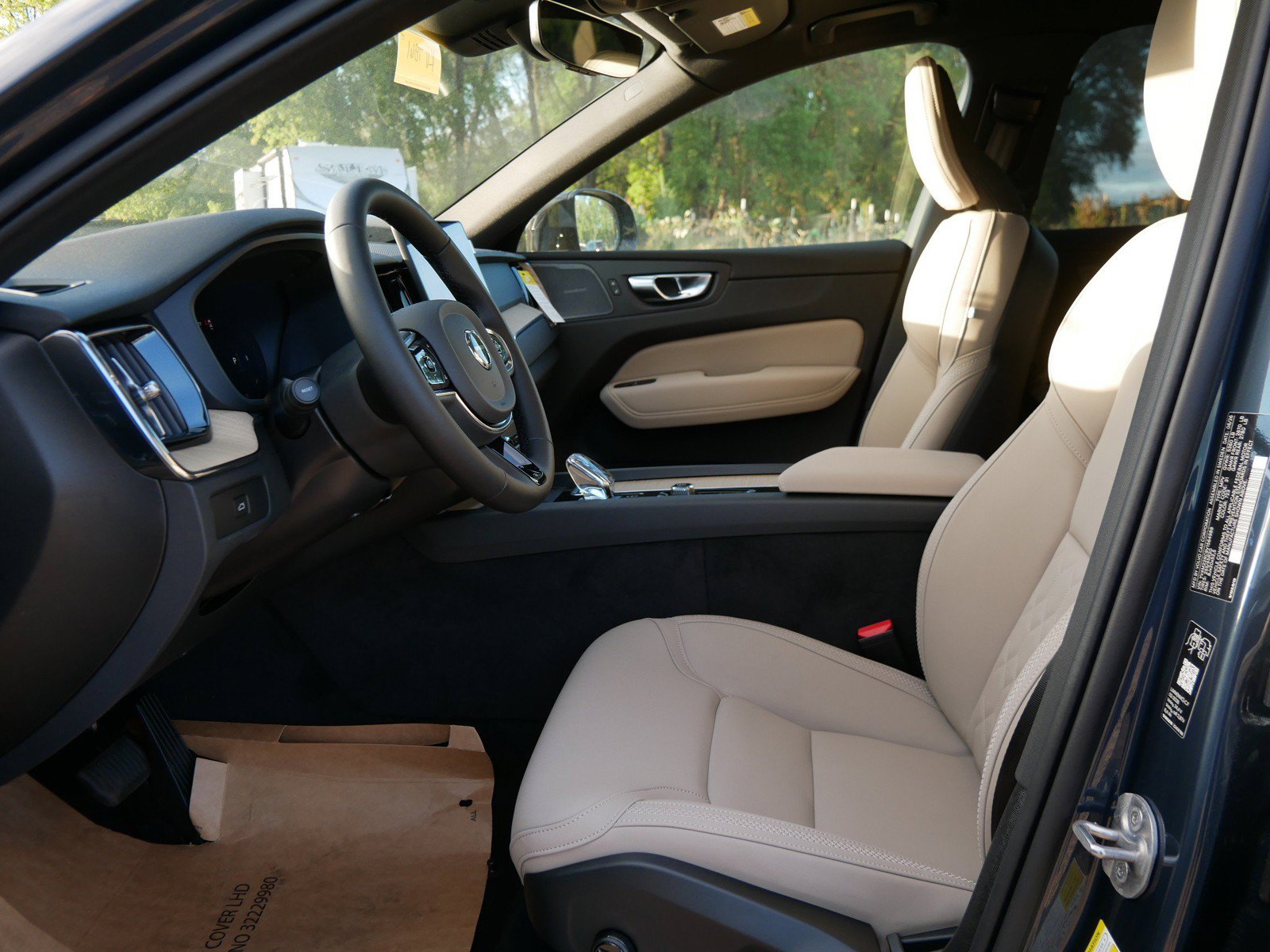 New 2027 Volvo XC60 B5 Plus AWD/4WD image 5