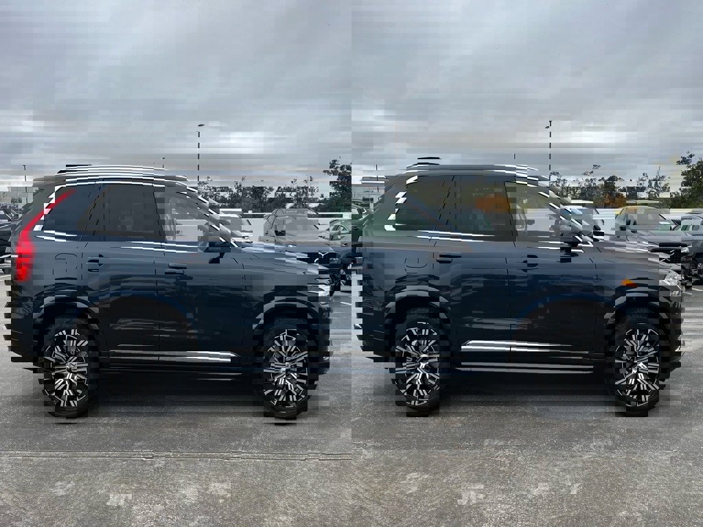 Used 2025 Volvo XC90 B6 Plus w/ Protection Package Premier image 8