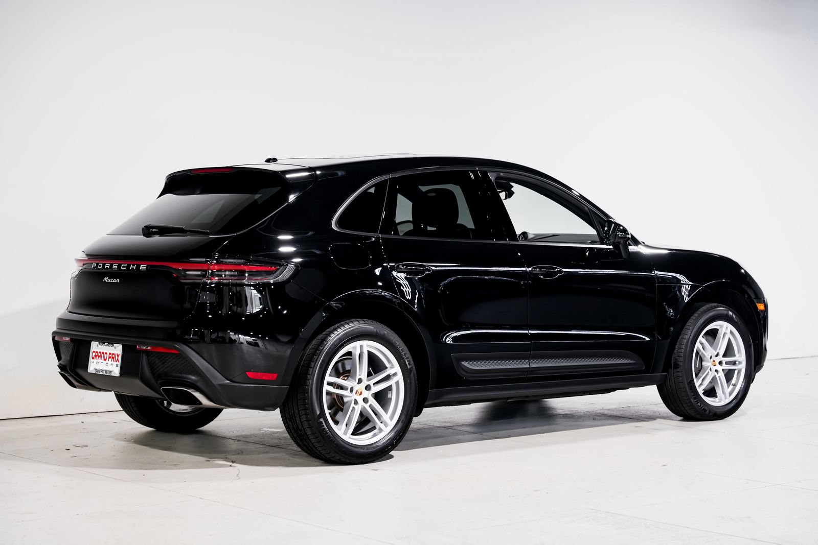 Used 2024 Porsche Macan AWD/4WD image 3