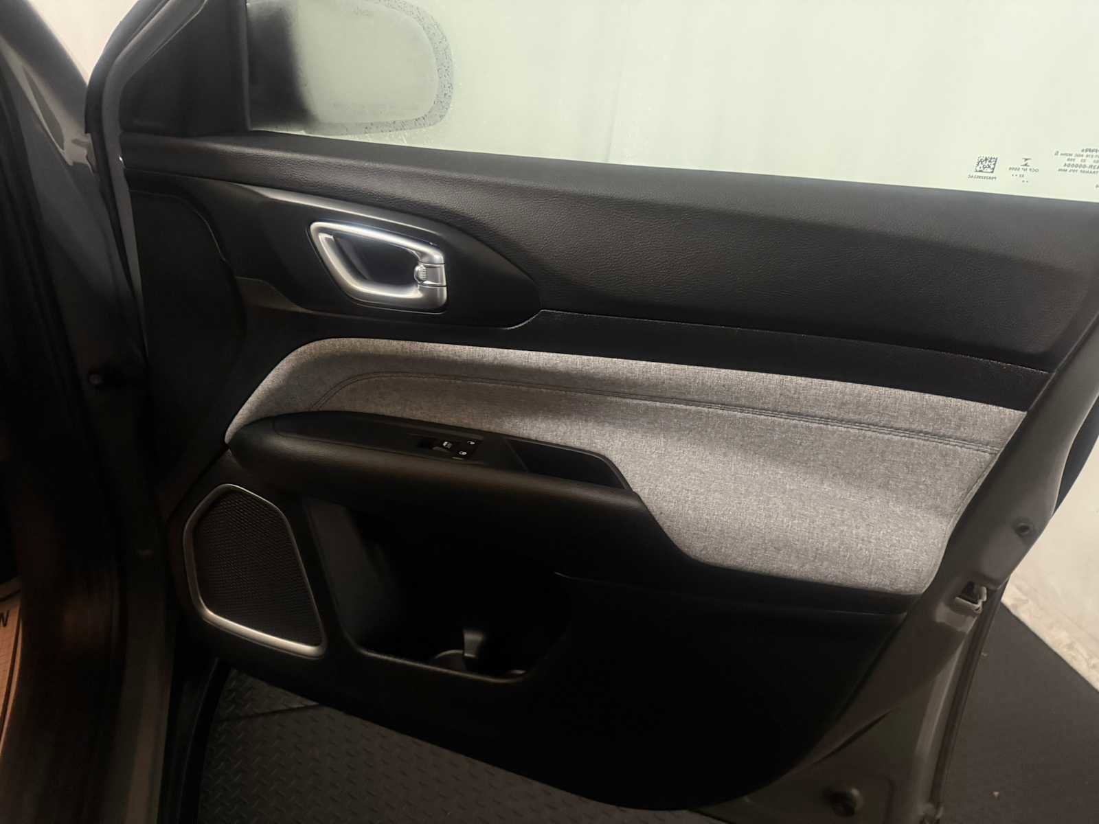 Used 2023 Jeep Compass Latitude image 28