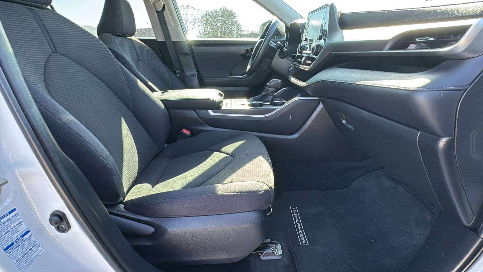 Used 2020 Toyota Highlander L image 27