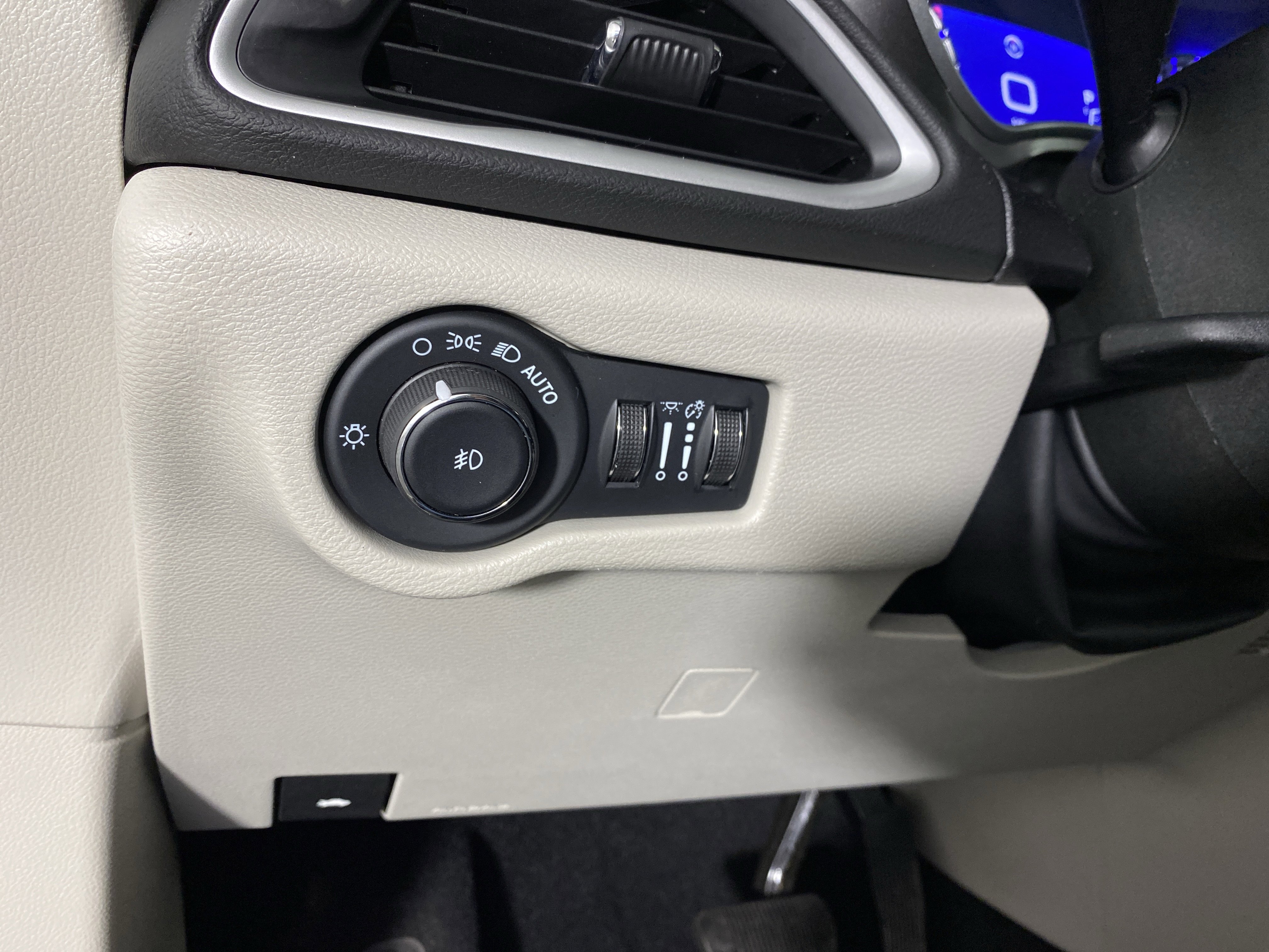 Used 2024 Chrysler Pacifica Touring-L image 24