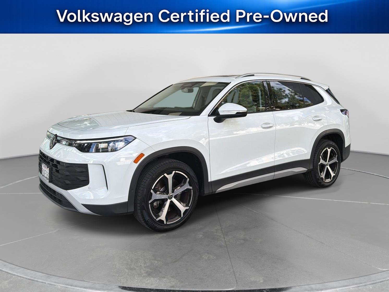 Certified 2025 Volkswagen Tiguan SE w/ Panoramic Sunroof Package image 1