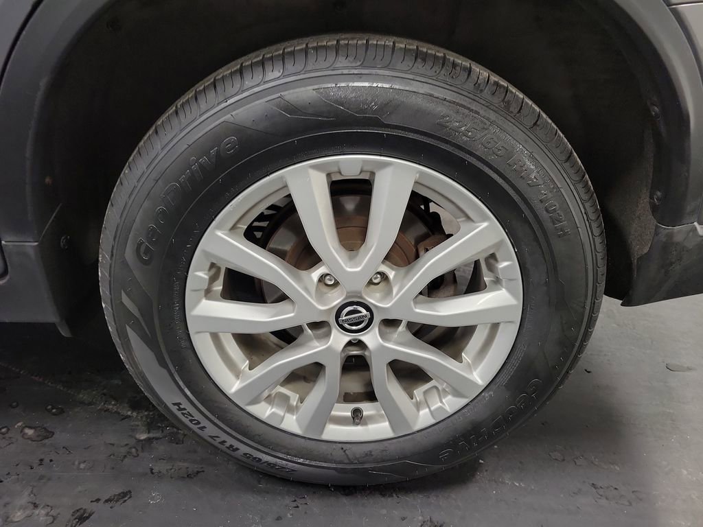 Used 2018 Nissan Rogue SV w/ Premium Package image 11