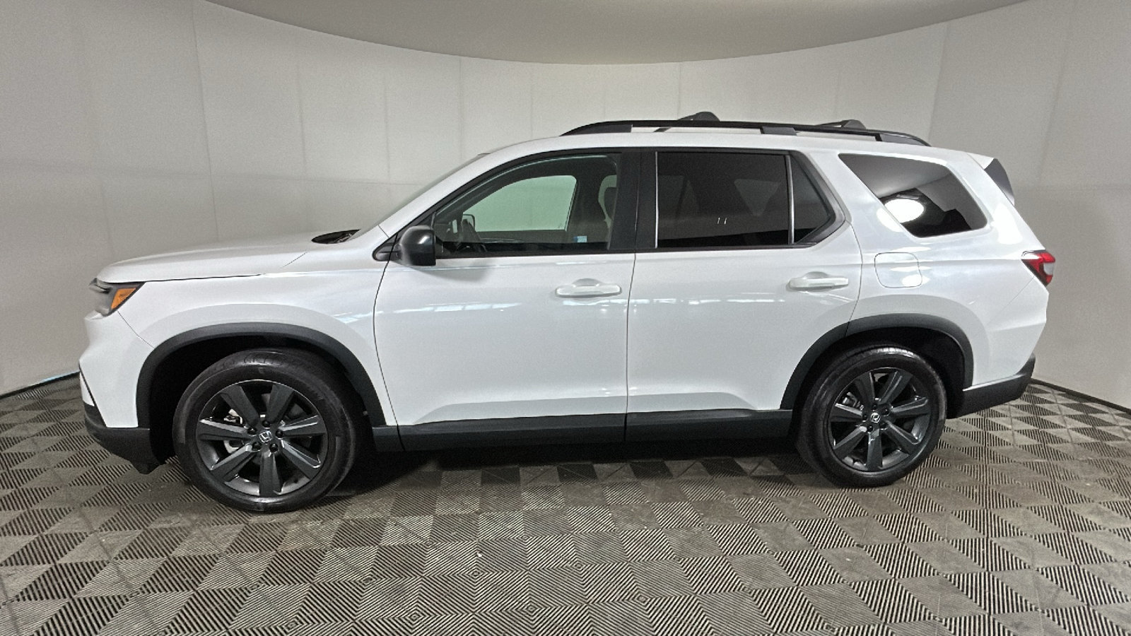 Used 2025 Honda Pilot Sport image 5