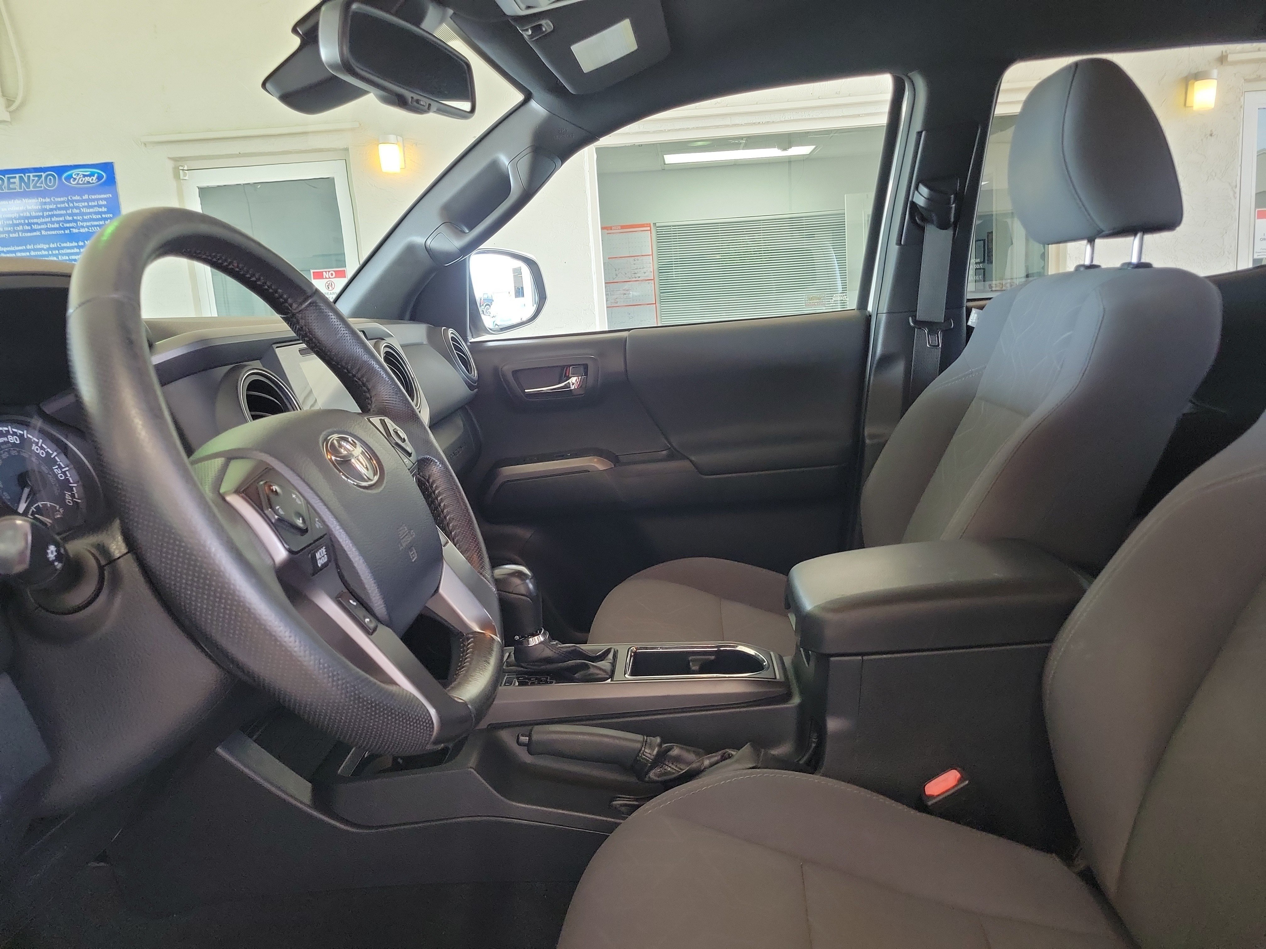 Used 2019 Toyota Tacoma TRD Off-Road AWD/4WD image 12