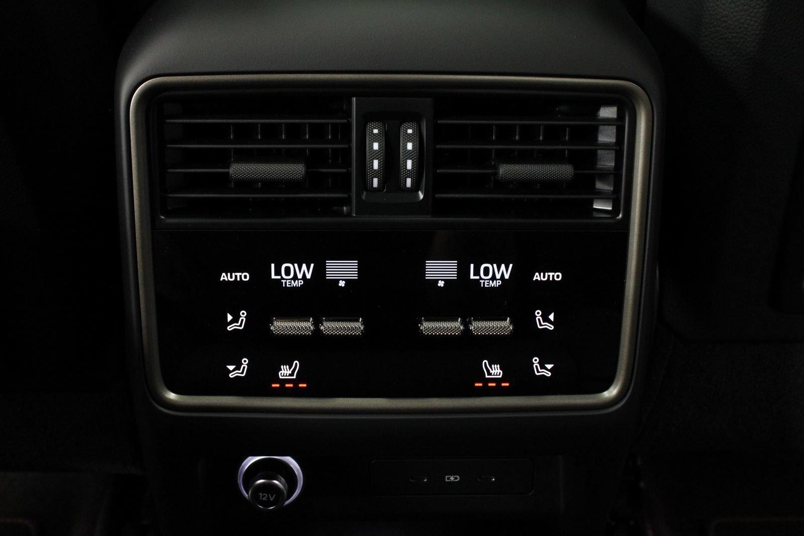Certified 2025 Porsche Cayenne Turbo w/ Premium Package Plus AWD/4WD image 31