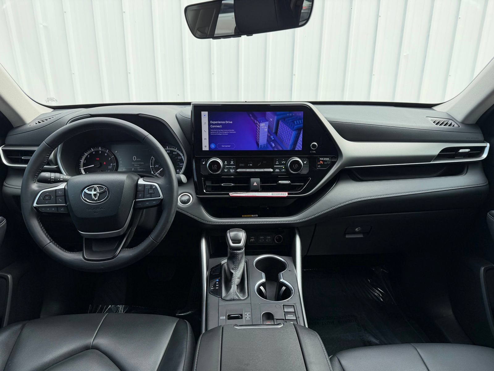 Used 2024 Toyota Highlander XLE FWD image 12