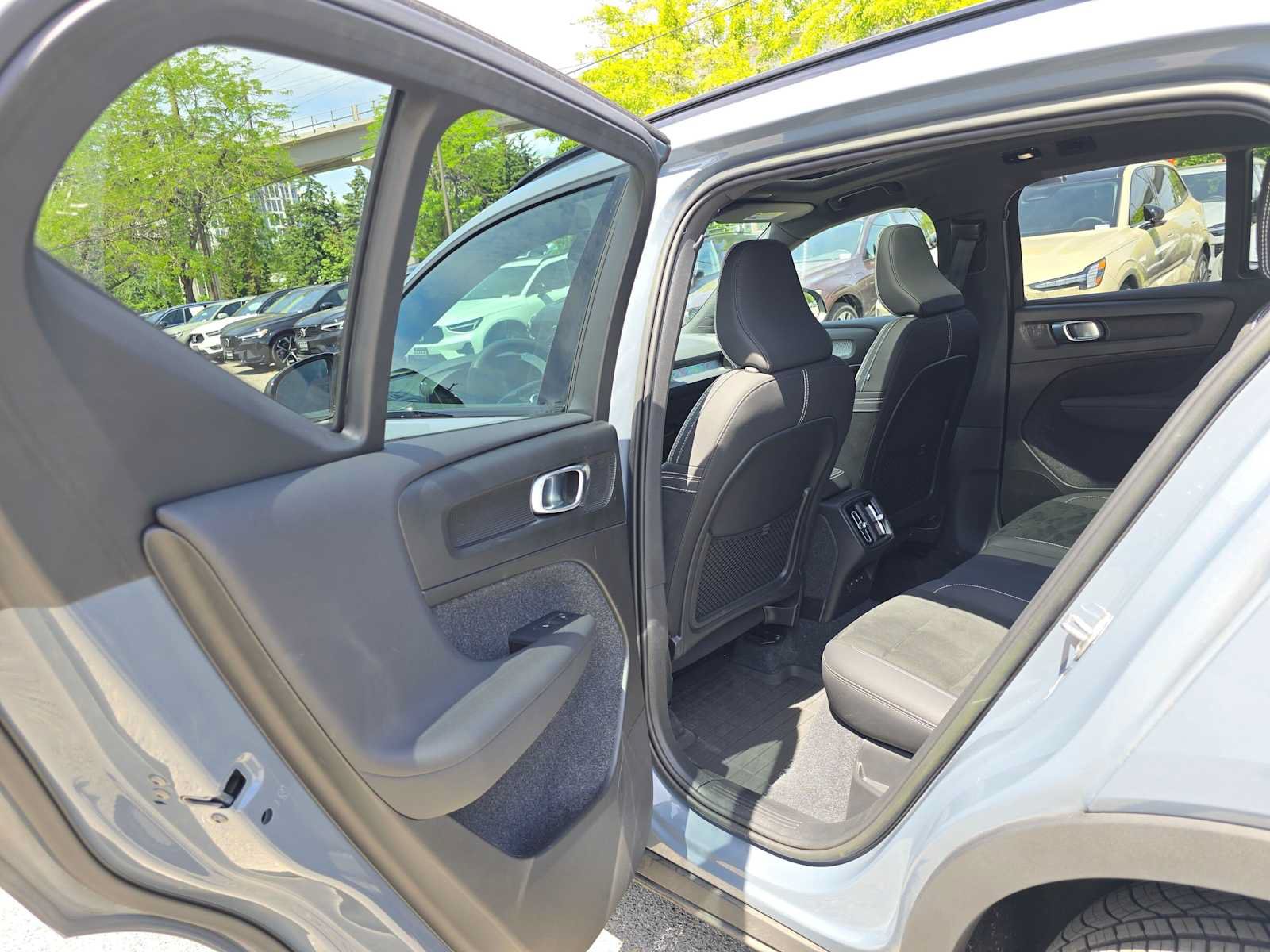 Certified 2023 Volvo XC40 B5 Plus w/ Protection Package Premier AWD/4WD image 16