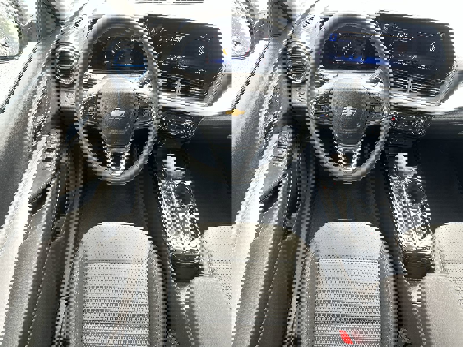 Used 2025 Chevrolet Trax LT w/ LT Convenience Package image 17