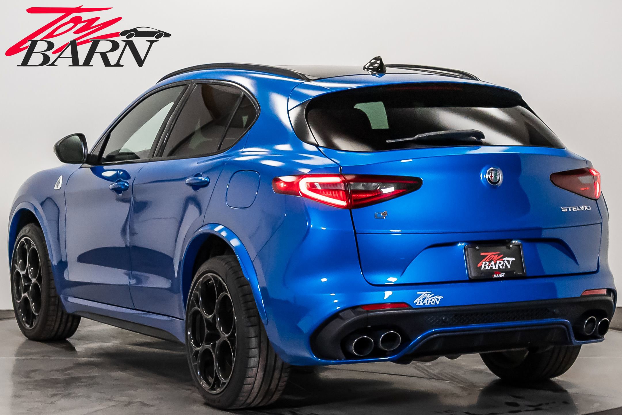 Used 2022 Alfa Romeo Stelvio Quadrifoglio image 3