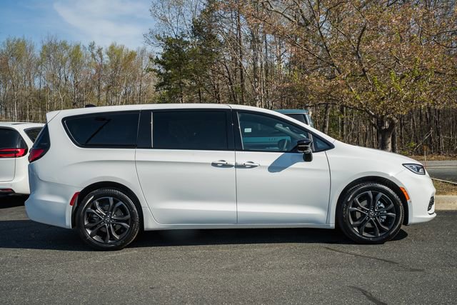 New 2026 Chrysler Pacifica Select image 4