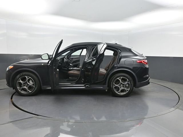 Used 2023 Alfa Romeo Stelvio Ti AWD/4WD image 39