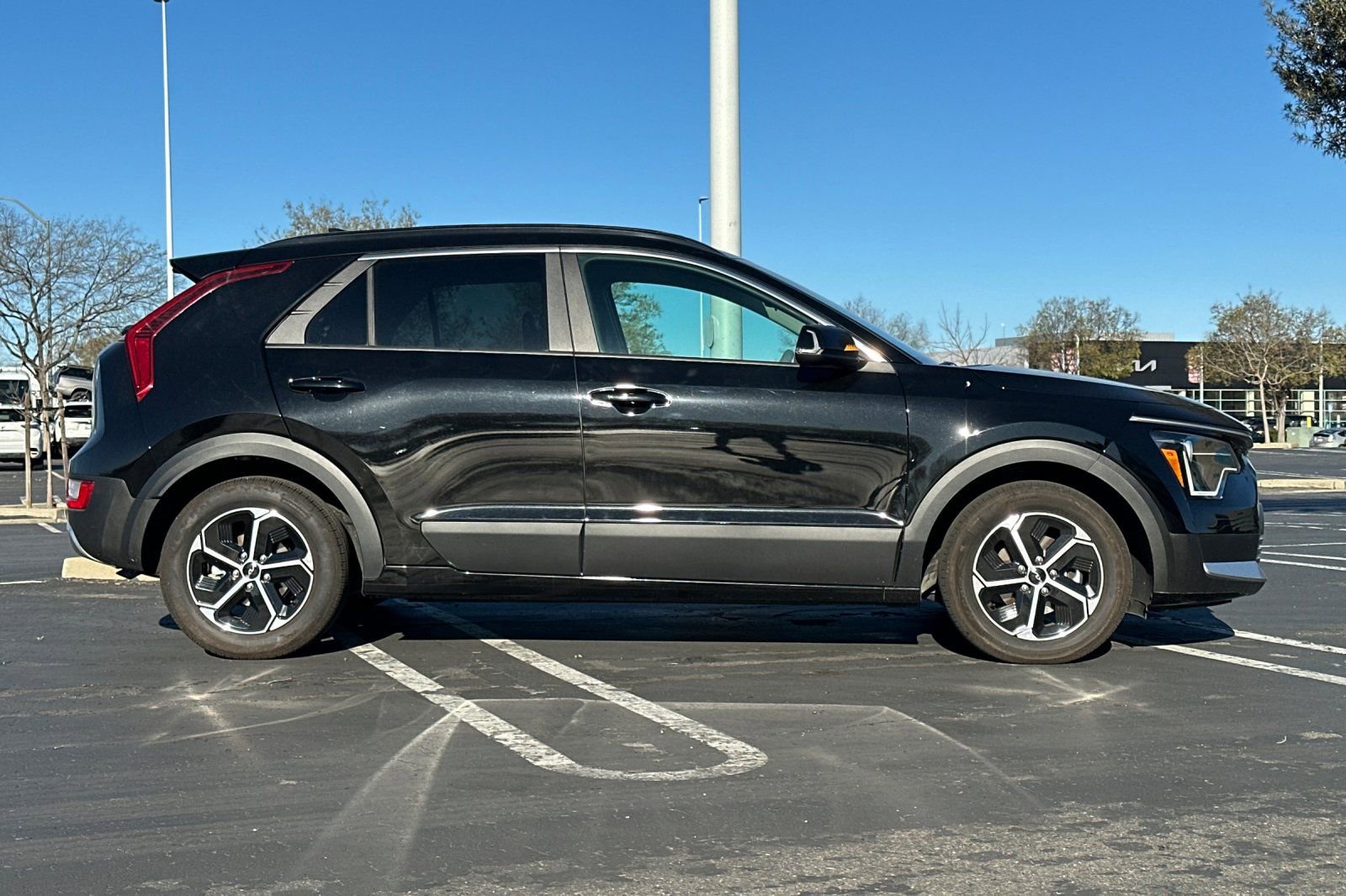 Certified 2025 Kia Niro EX w/ EX Cold Weather Package image 3
