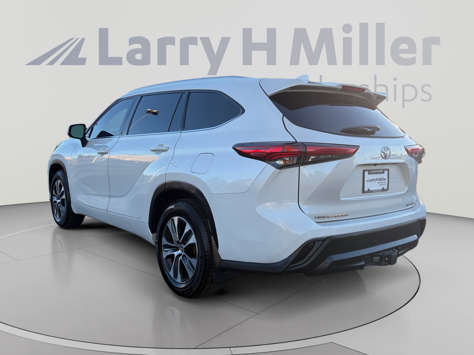 Used 2022 Toyota Highlander XLE AWD/4WD image 3