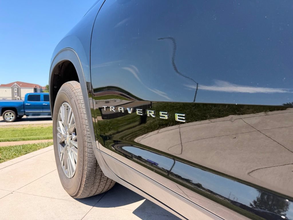 Used 2025 Chevrolet Traverse LT FWD image 16