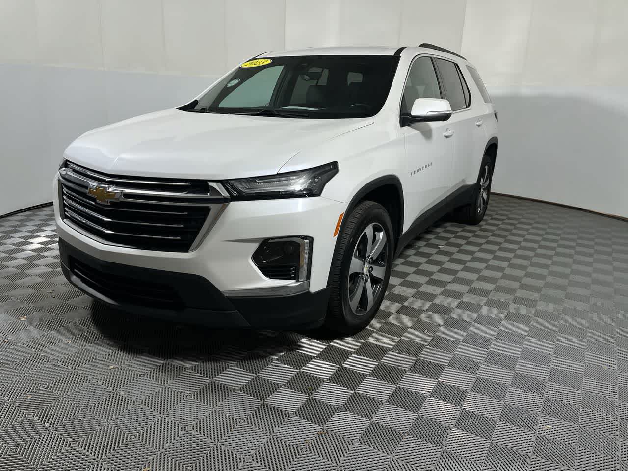 Used 2023 Chevrolet Traverse LT w/ LT Premium Package FWD image 4