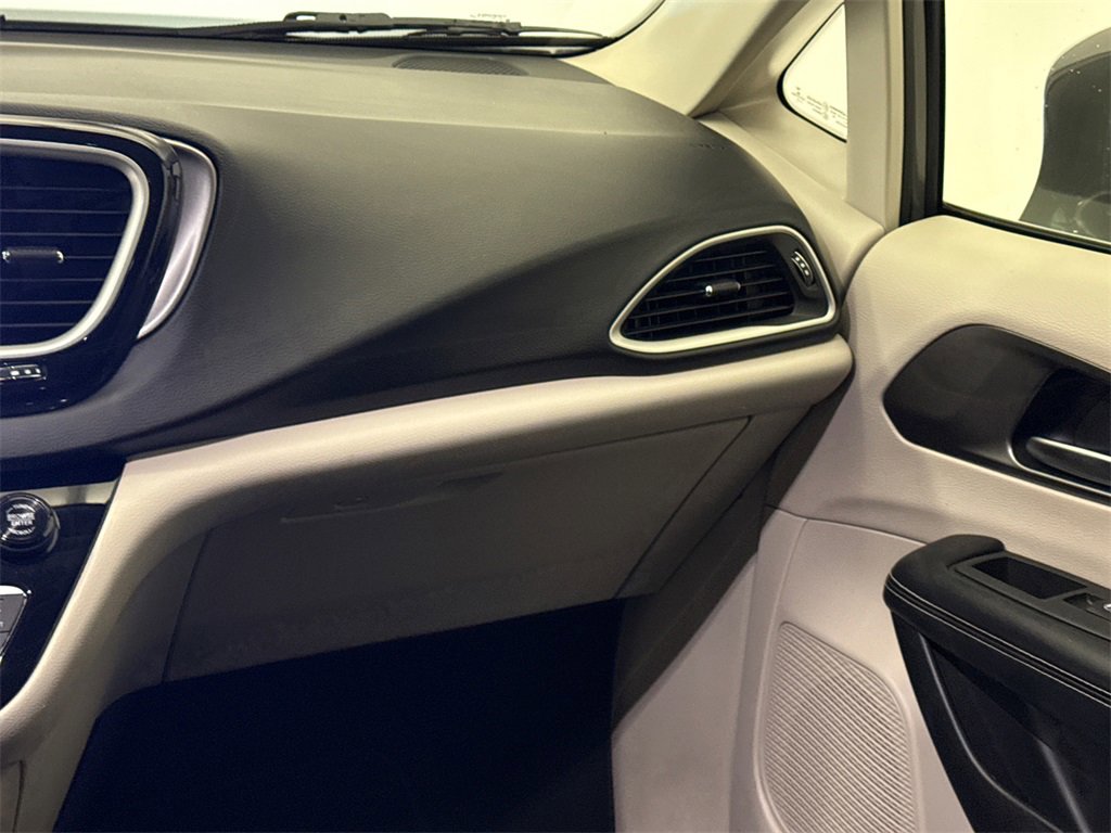 Used 2022 Chrysler Pacifica Touring-L image 16