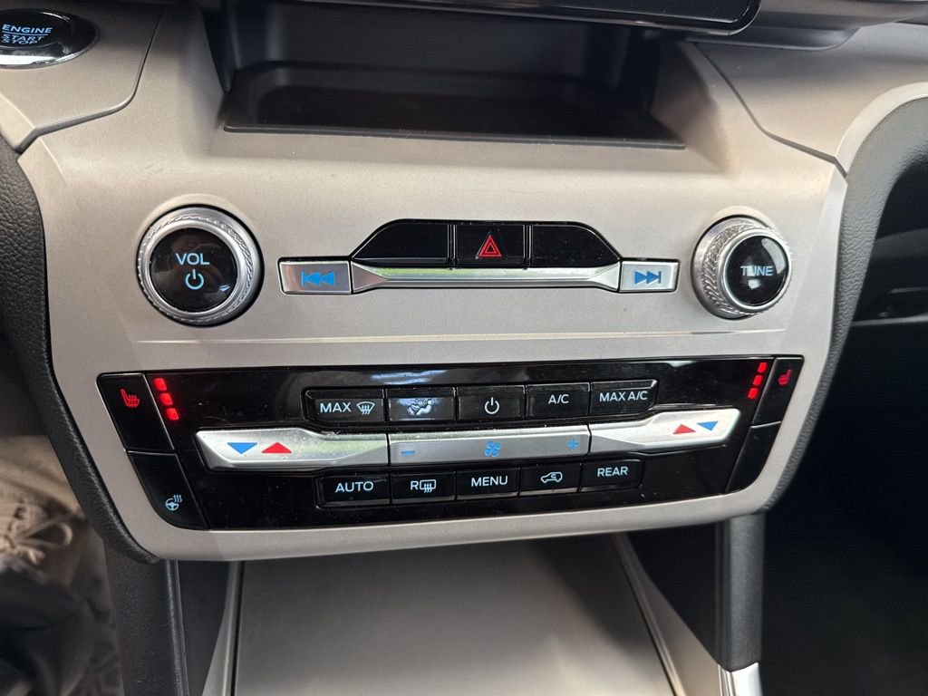 Used 2024 Ford Explorer XLT w/ Equipment Group 202A AWD/4WD image 12