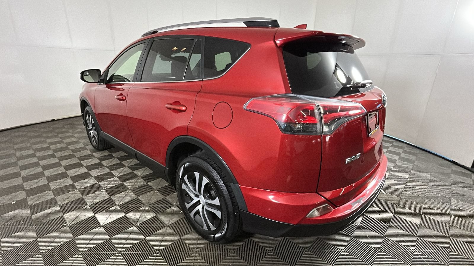 Used 2017 Toyota RAV4 LE AWD/4WD image 4