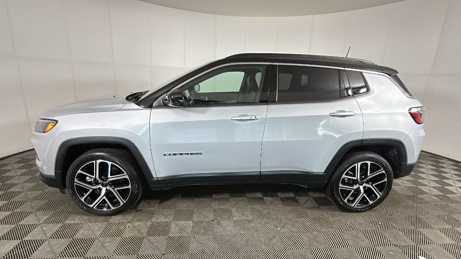 Used 2025 Jeep Compass Limited AWD/4WD image 7