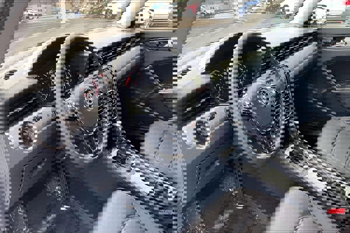 Used 2022 Volkswagen Passat 2.0T SE image 11