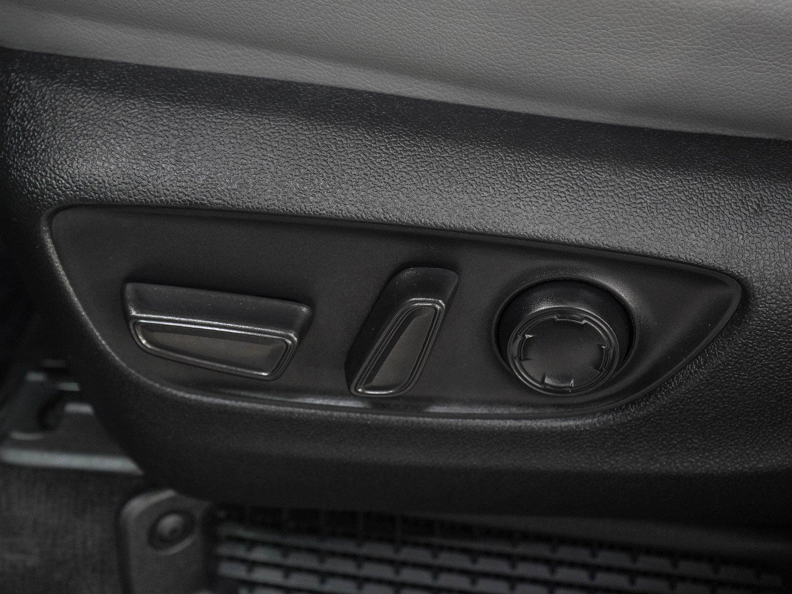 Used 2024 Toyota Sienna XLE FWD image 24