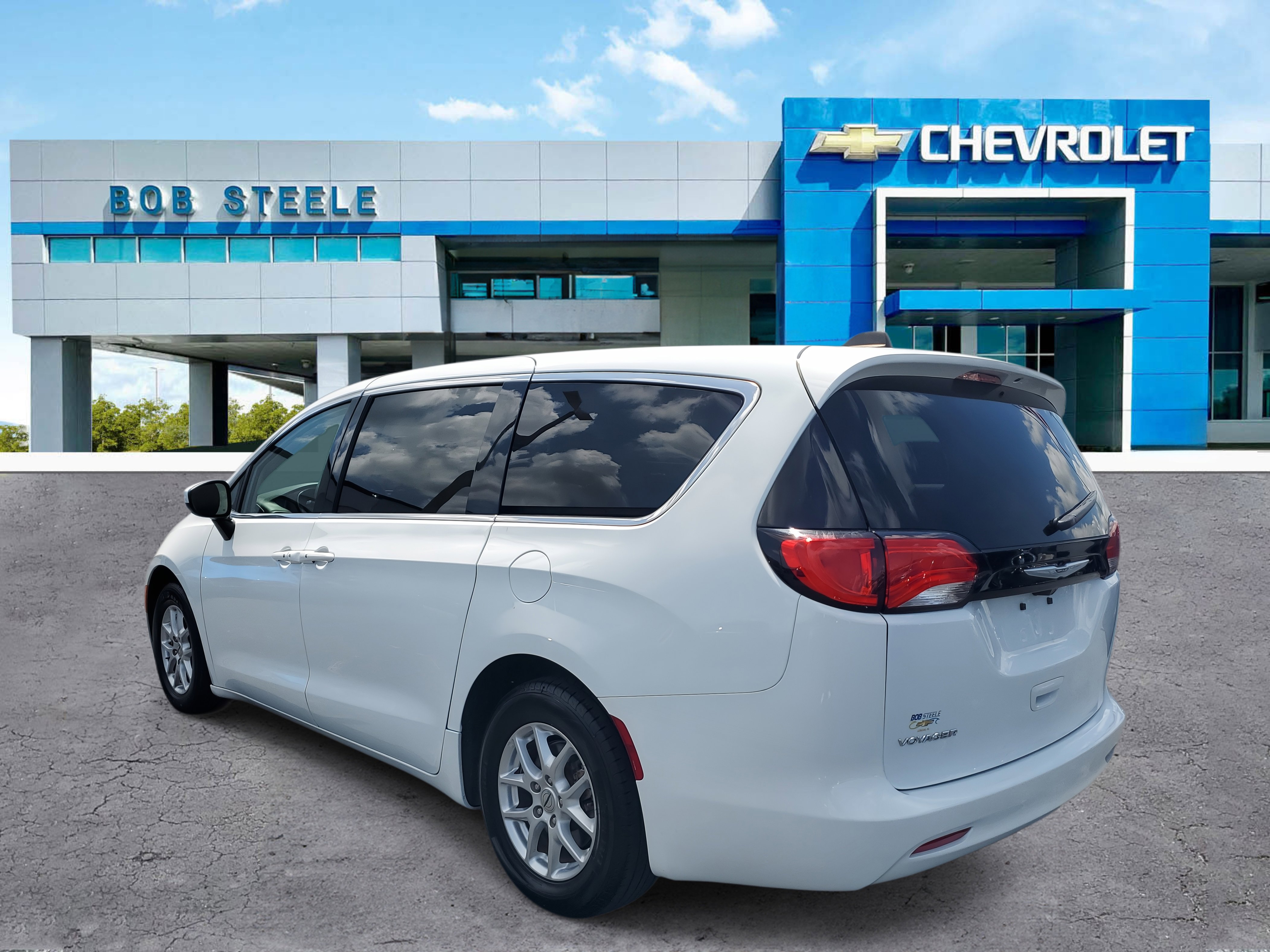 Used 2022 Chrysler Voyager LX image 4