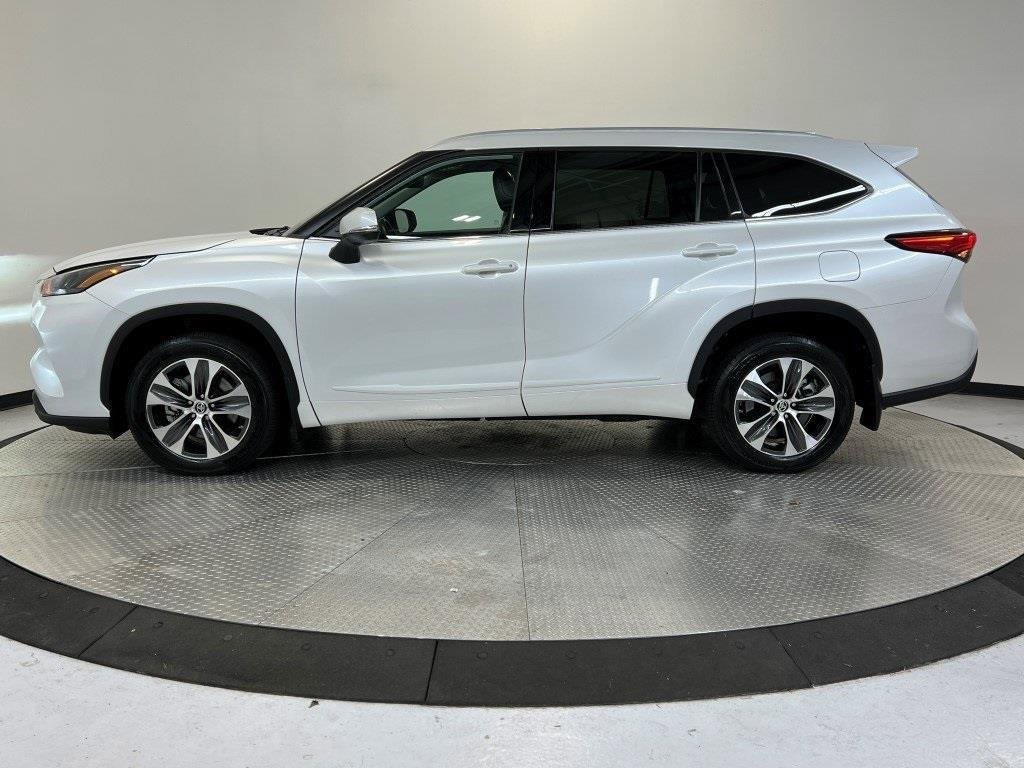 Used 2022 Toyota Highlander XLE image 4