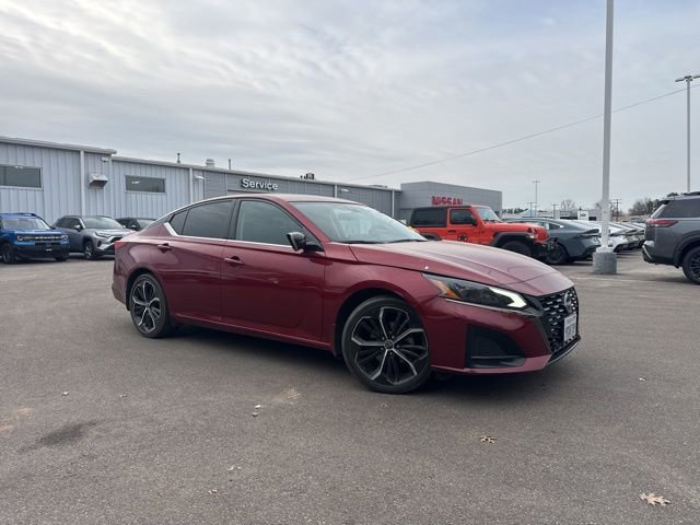 Used 2023 Nissan Altima 2.5 SR w/ SR Premium Package image 1