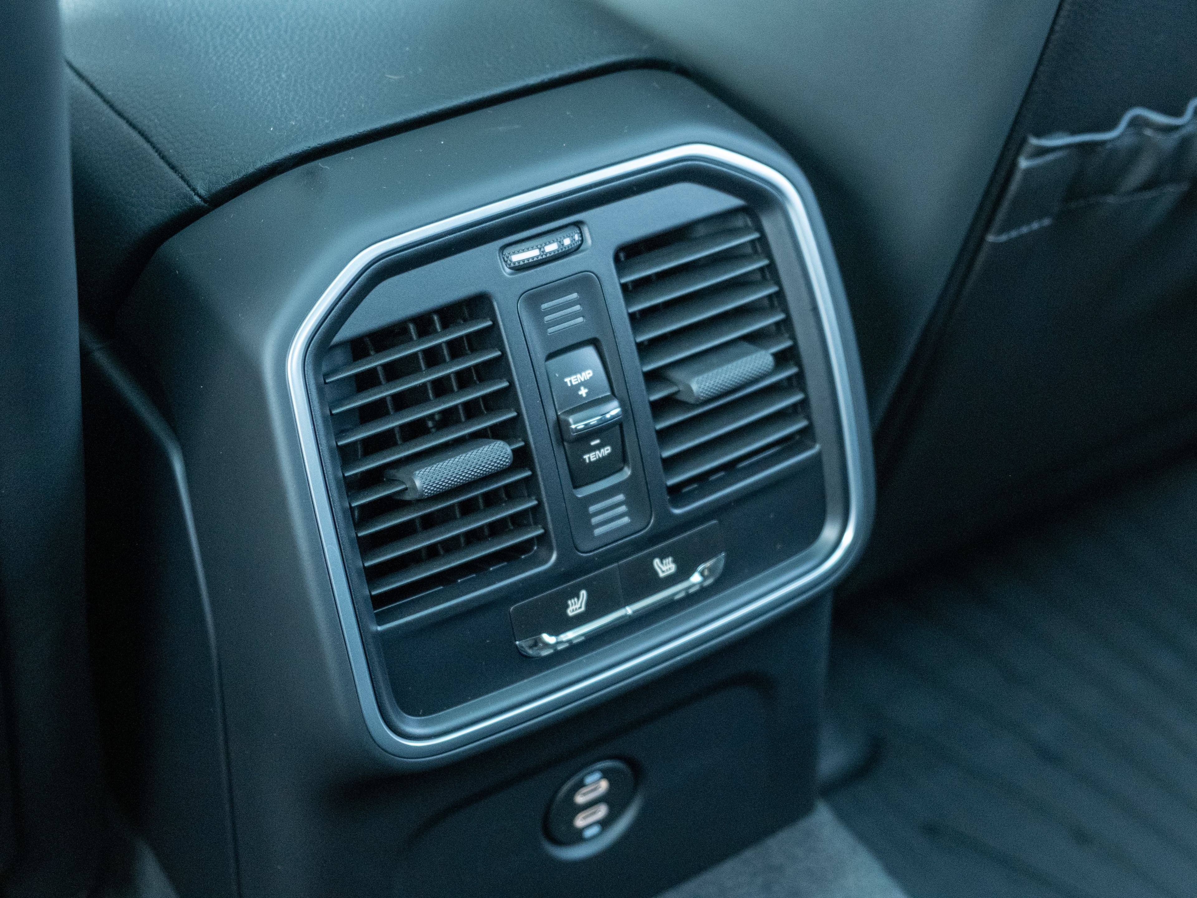 Certified 2026 Porsche Macan Turbo AWD/4WD image 38