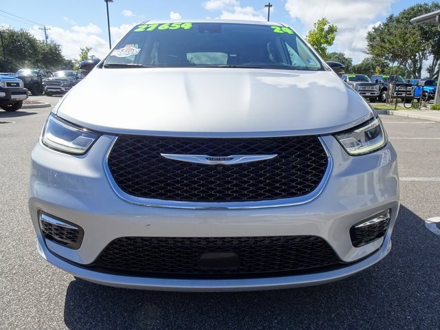 Used 2024 Chrysler Pacifica Touring-L image 9