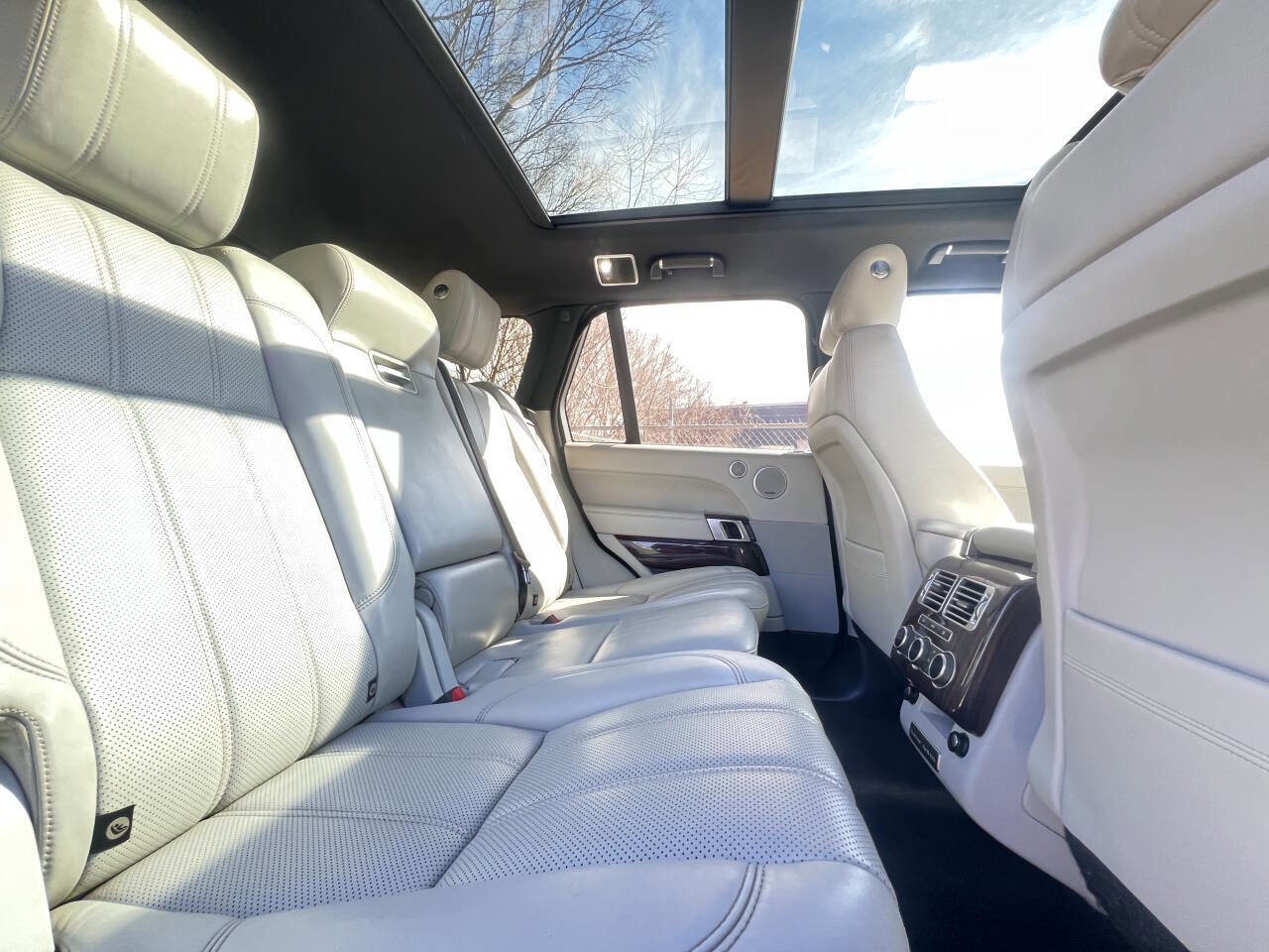 Used 2015 Land Rover Range Rover HSE image 12