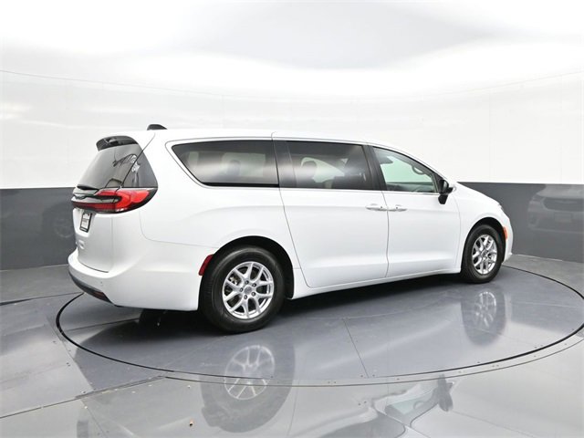 Used 2023 Chrysler Pacifica Touring-L image 15