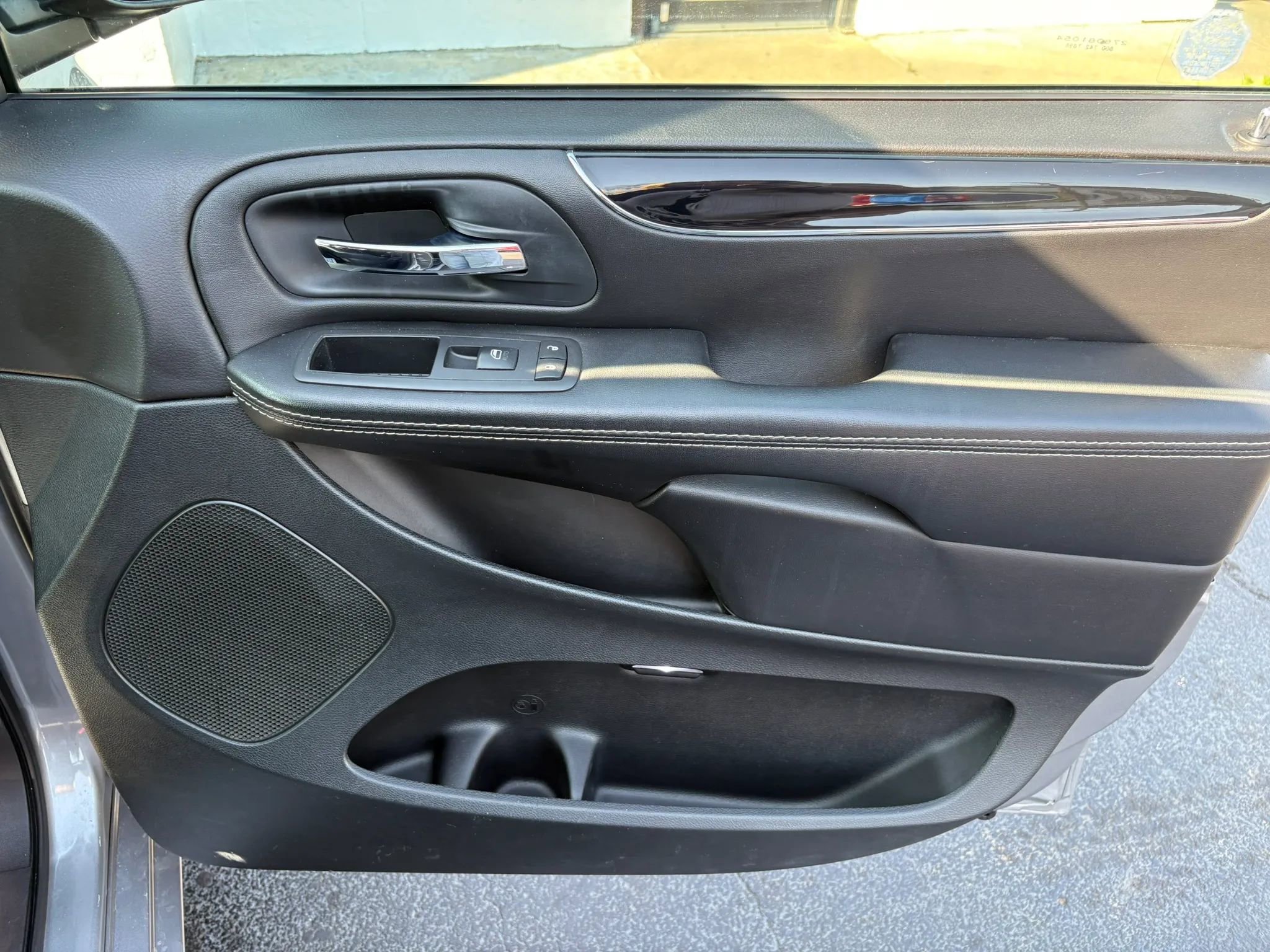 Used 2016 Dodge Grand Caravan SXT FWD image 21