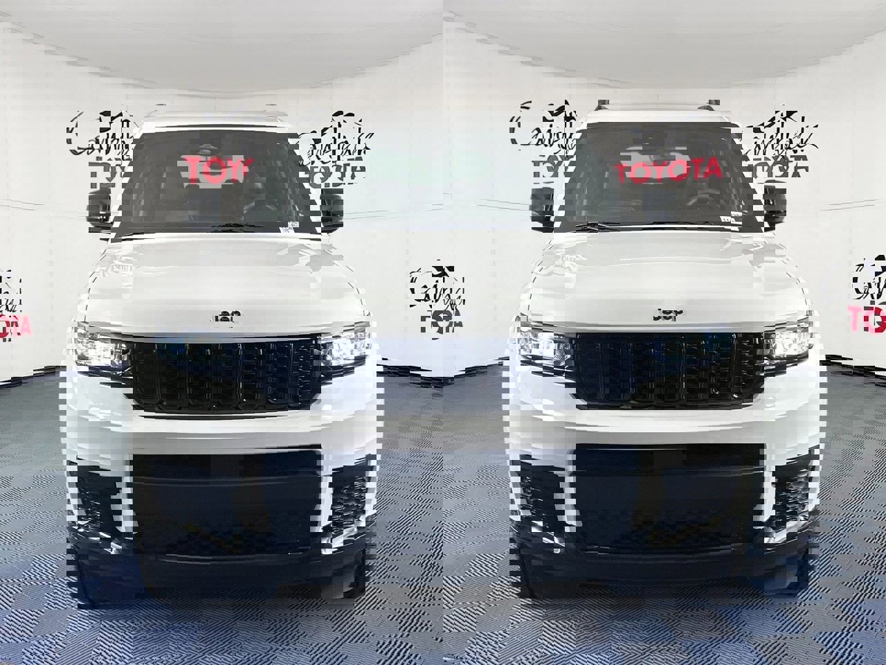 Used 2023 Jeep Grand Cherokee L Laredo image 3