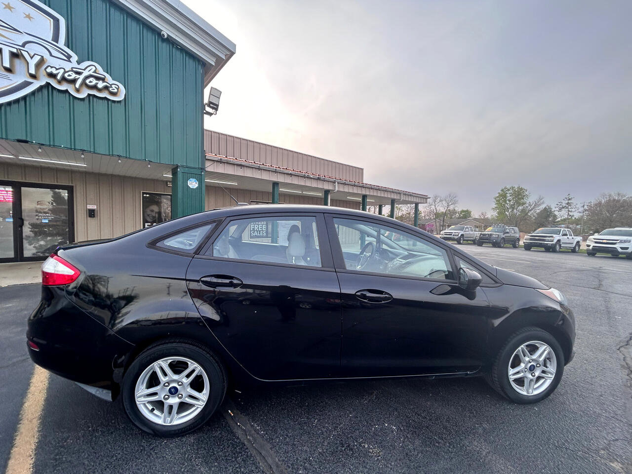 Used 2017 Ford Fiesta SE image 2