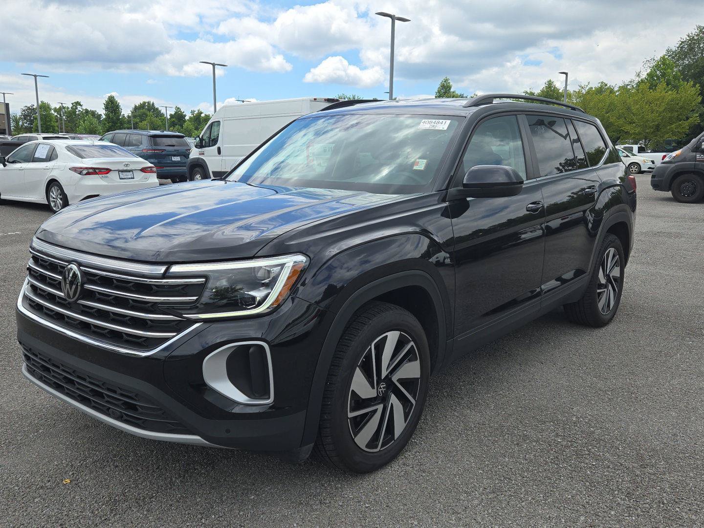 Used 2025 Volkswagen Atlas SE AWD/4WD image 3