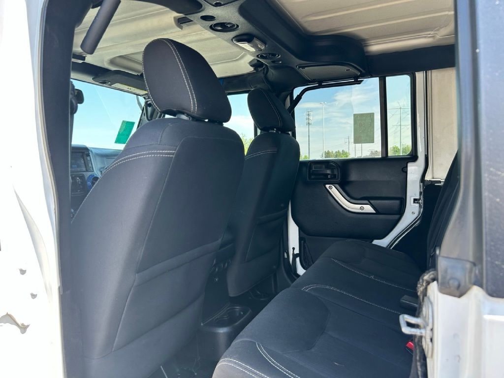Used 2015 Jeep Wrangler Unlimited Rubicon w/ Connectivity Group AWD/4WD image 18